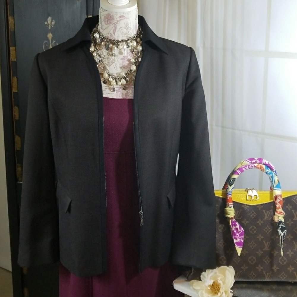 ⬇️PRICE DROP⬇️🇫🇷Louis Vuitton Black Trim Blazer